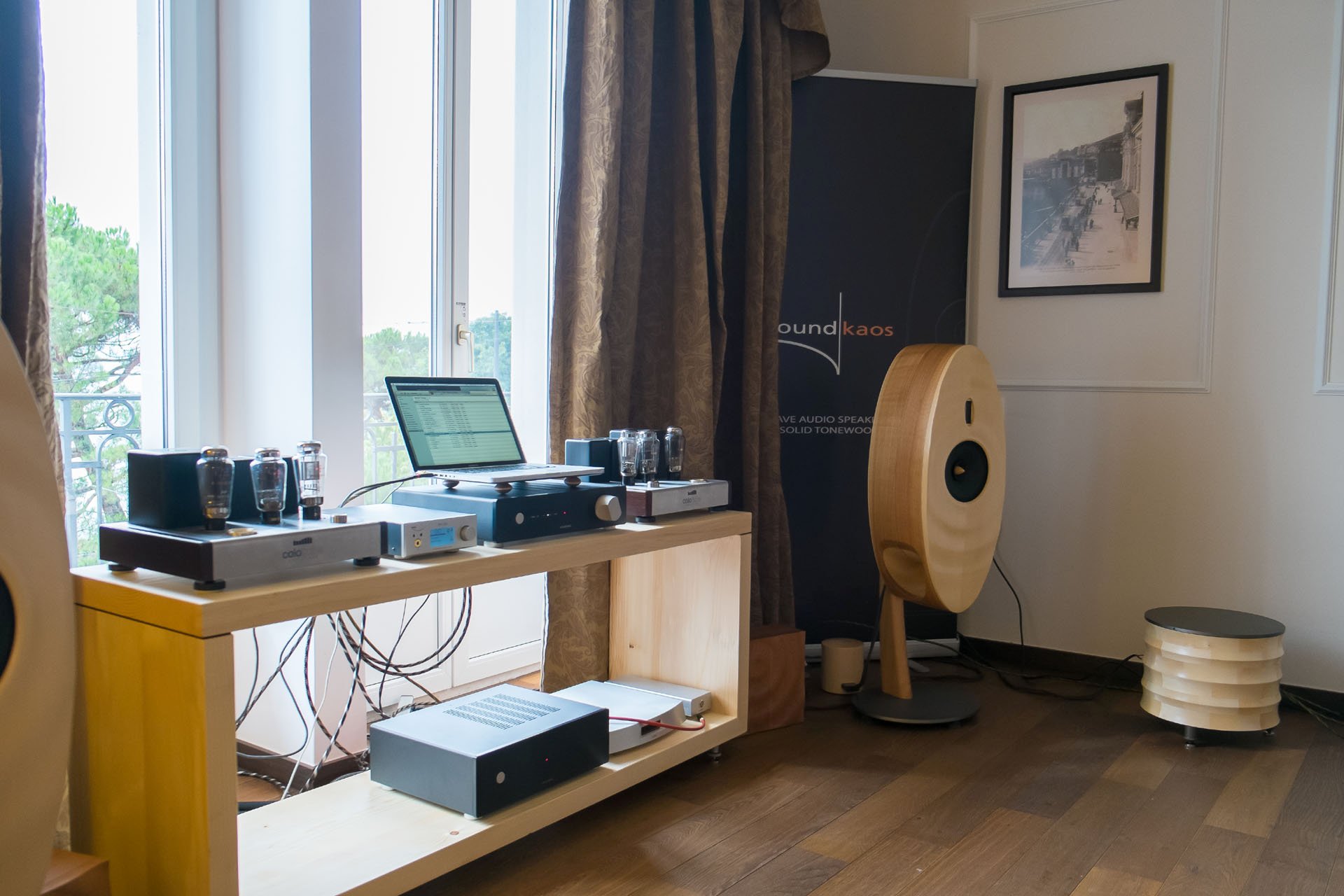 Hochmusikalische Präsentation der Soundkaos Lautsprecher (Tonholz) mit Stereo Subs, befeuert von Holborne Hybridverstärkern (Vor/Endstufe) und Colotube 300B Monoendstufen